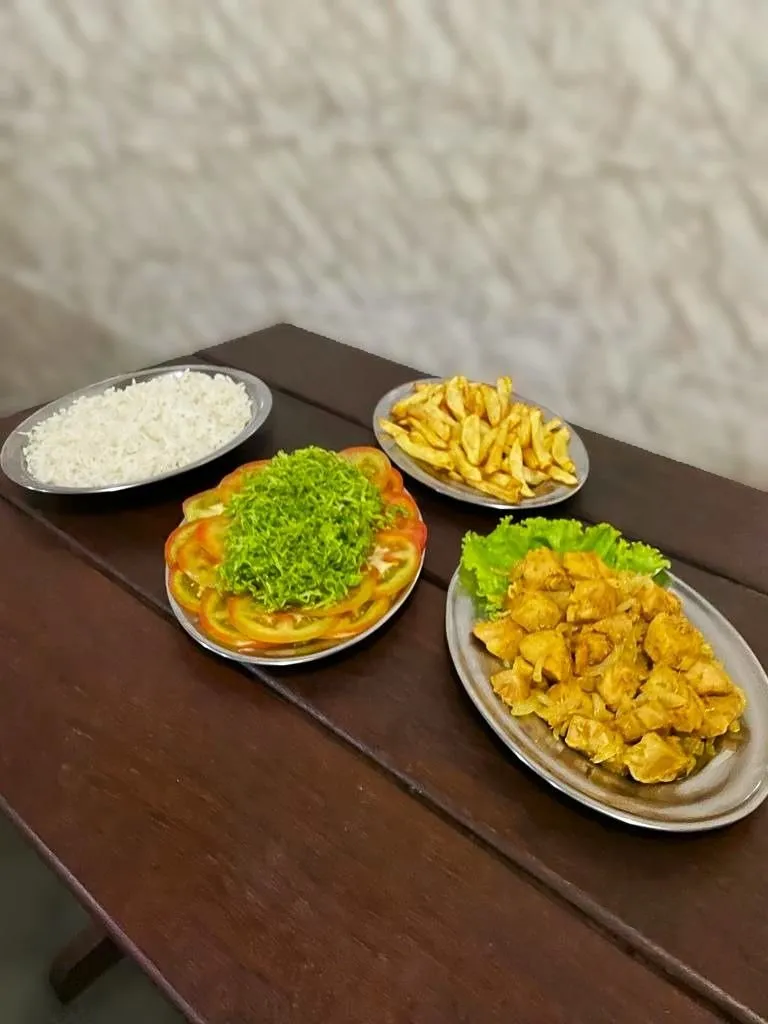 Peito de frango em cubos com arroz, fritas e salada