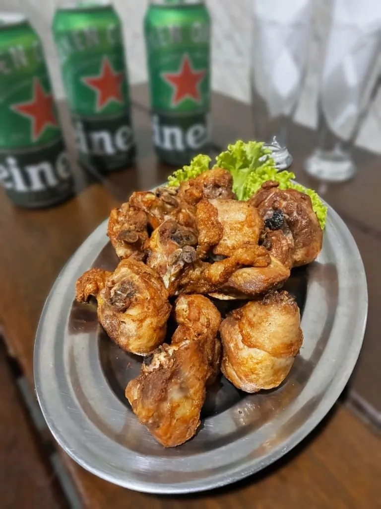 Porção de frango a passarinho
